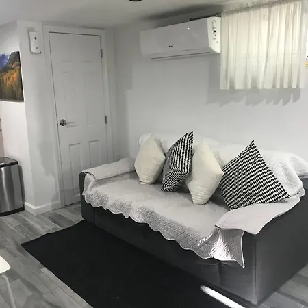 25-30 Mins To Times Sq! Apartment